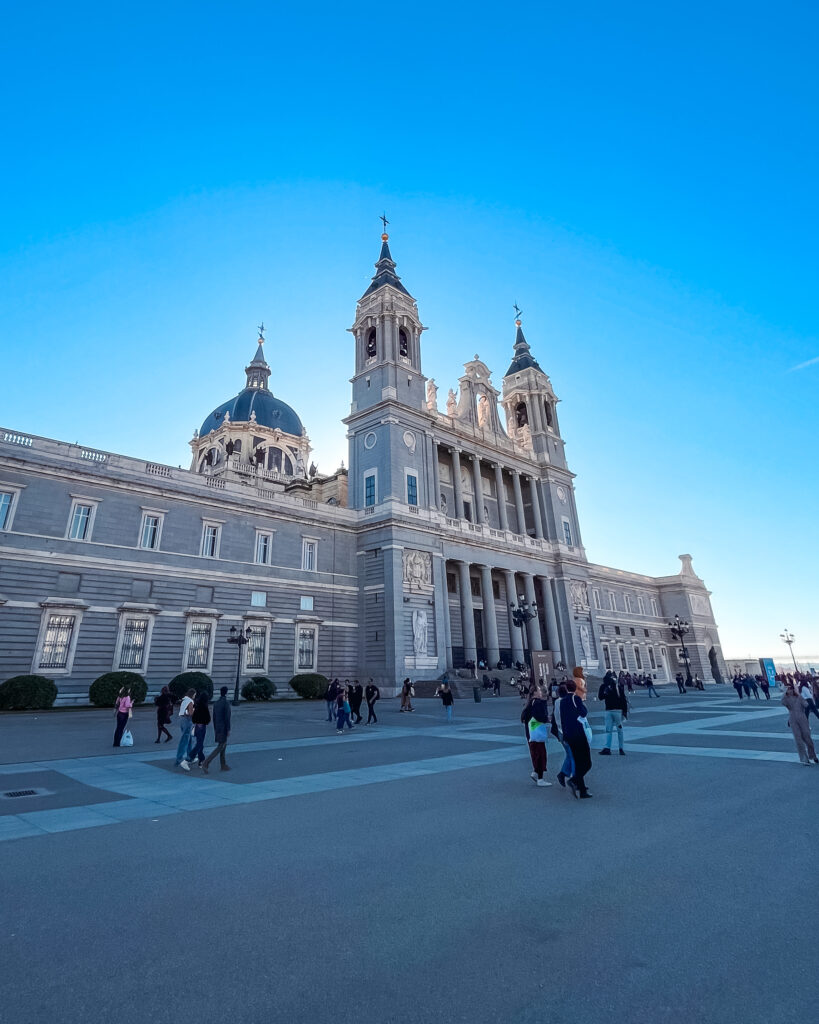 Pontos turísticos em Madrid: Catedral de Almudena