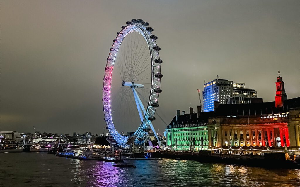 Londres em 3 dias o que fazer: London Eye iluminado a noite